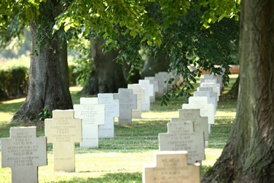 Le Cateau Military Cemetery - Le Cateau-Cambrésis / Samuel Dhote