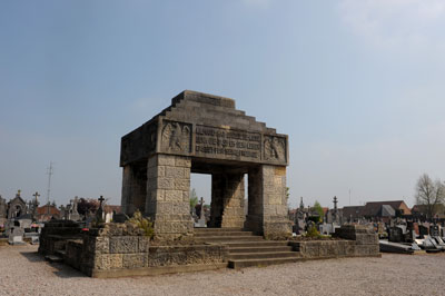 Monument aux morts allemand du cimetiere de Comines / Pascal Morès