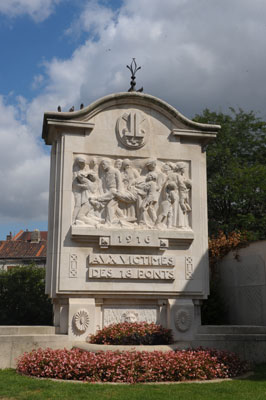 Monument aux victimes de l'explosion de la poudrière des 18 ponts - Lille / Pascal Morès