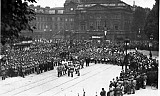 Les troupes britanniques et françaises défilant sur la Place de la République à Lille à la libération de la ville