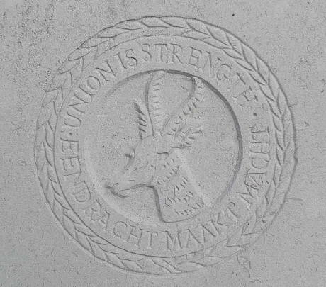 Badge on the gravestone of a South-African soldier /