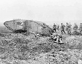 Soldats canadiens et tank avançant près de la crête de Vimy (avril 1917)