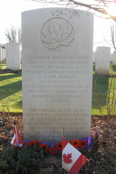 Tombe du soldat inconnu canadien dans le Cabaret-Rouge British Cemetery (Souchez) /