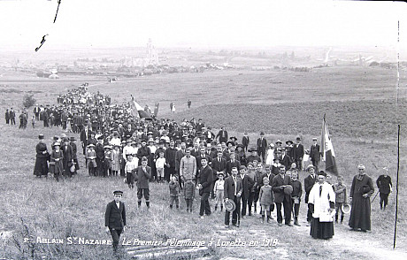 The first pilgrimage to Notre-Dame-de-Lorette in 1919. The ruins of Ablain-Saint-Nazaire can be seen in the background. /
