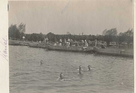 Duitse Soldaten zwemmen in het kanaal bij Ors in 1918 /