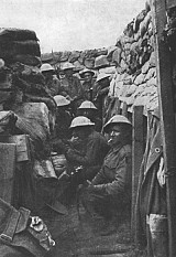 Soldats australiens photographiés dans la tranchée de première ligne avant de partir à l'assaut des lignes allemandes devant Fromelles