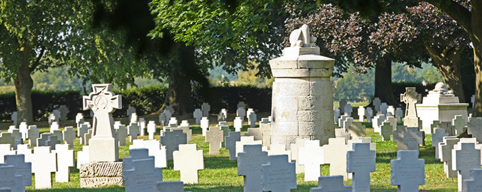 Cimetière militaire allemand de la route de Solesme et Cambrai east military cemetery - Cambrai / Samuel Dhote