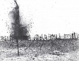 Tir de mortier pour écraser les réseaux de fil de fer barbelé ( Vimy, avril 1917)