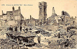 Habitants de Béthune déblayant la rue d'Arras. Au fond, le beffroi.