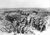 Soldats canadiens consolidant leurs positions sur la crête de Vimy (avril 1917)