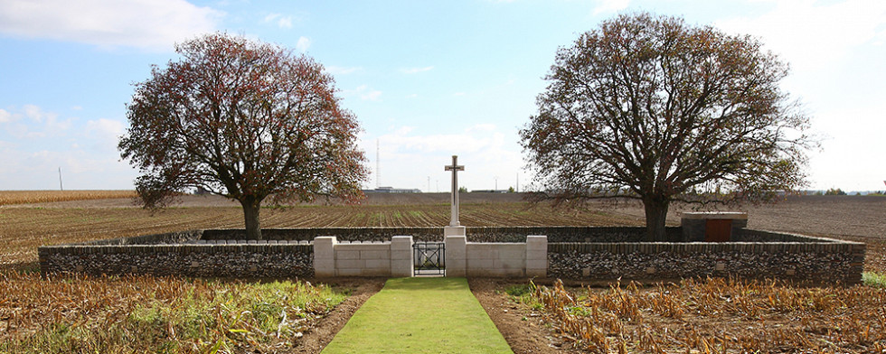 Bailleul Road East Cemetery - St Laurent-Blangy   / Samuel Dhote