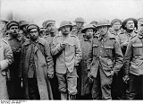 Soldats britanniques et portugais faits prisonniers par les troupes allemandes lors de la bataille de la Lys