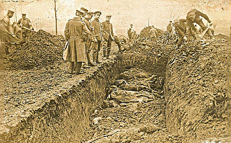 German soldiers burying the dead in a mass grave, 1915 /